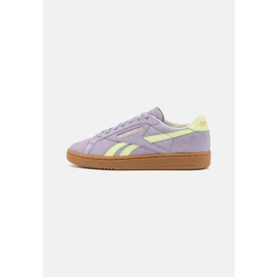 Abbildung von Reebok Classic CLUB C Grounds UK Sneaker low, Größe: 38.5, Dusk purple/astro lime Veloursleder