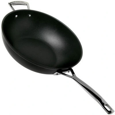 Abbildung von Le Creuset Wokpfanne mit Griff Les Forgées TNS ø 30 cm / 4.7 Liter Standard Antihaftbeschichtung