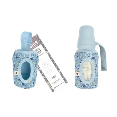 Abbildung von BIBS x Liberty Babyflaschenhülle Klein 110ml Neopren Schutzhülle für Flaschen Print Design, Small, Charmomile Lawn Baby Blue