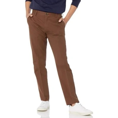 Abbildung von Amazon Essentials Herren Knitterfreie Flatfront Chinohose in schmaler Passform, Braun, 38W / 32L