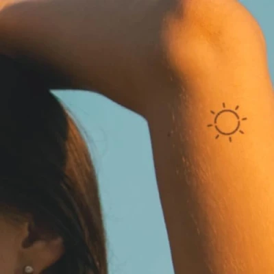 Abbildung von Inkster® Runde Sonne Tattoo Temporäres mit EU Kosmetikzertifizierung wasserfest + vegan revolutionäres 2 Wochen Fake Tattoos und Klebetattoos für Erwachsene