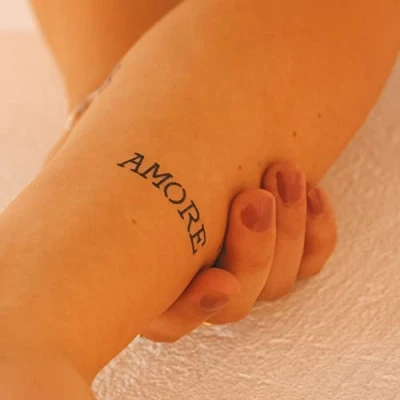 Abbildung von Inkster Tattoo Amore vegane &amp; wasserfeste Temporäre Tattoos für Erwachsene EU Kosmetikzertifizierte Farbe revolutionäres 2 Wochen Premium Klebetattoos Fake