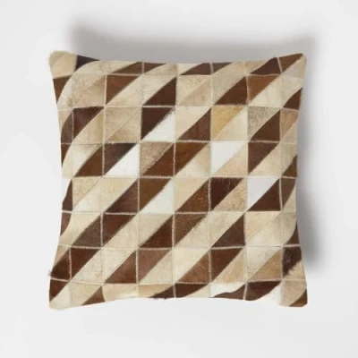 Abbildung von Homescapes Fellkissen braun Creme beige 45x45 cm, Patchwork Kissen Dreieck Streifen, Lederkissen mit Füllung