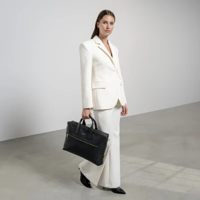 Abbildung von Isabel Bernard Honoré Anique Kalbsledertasche in Schwarz mit 16,4&quot; Laptopfach für Damen