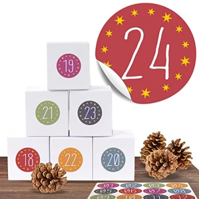 Abbildung von 24 Adventskalender Pappschachteln mit weihnachtlichen Zahlenaufklebern zum Advent für den Basteln und Befüllen