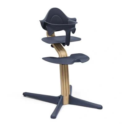 Abbildung von Stokke Nomi Stuhl (Oak Navy) + Babyset (Navy) Inspiriert zu aktivem sitzen &amp; Bietet Unterstützung, während das Baby lernt Bis 150 kg belastbar