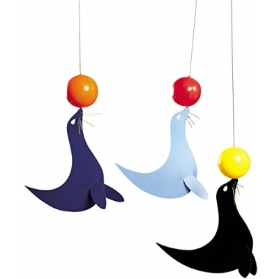 Abbildung von Flensted Mobile aus Siebdruckfolie hergestellt, in den Farben Blau, Rot, Gelb, Orange, Motiv: Seelöwen, Design: Ole Flensted, Maße (BxH): 51 x 35 cm, 088