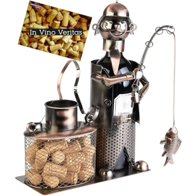 Abbildung von BRUBAKER Weinflaschenhalter Angler mit Fisch und Eimer für Korken Aufbewahrung Flaschenhalter aus Metall Geschenk Metallfigur Weingeschenk Flaschenständer Geschenkkarte Farbe: Kupfer