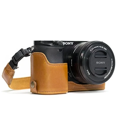 Abbildung von MegaGear Ever Ready Leder Kamera Halbtasche mit Trageriemen und Batteriezugang für Sony Alpha A6300, A6000 Hellbraun