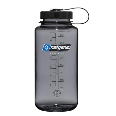 Abbildung von Nalgene Sustain Tritan BPA freie Wasserflasche aus 50% Plastikabfällen, 900 ml, breite Öffnung, grau mit schwarzem Deckel
