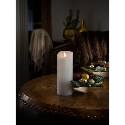 Abbildung von Konstsmide LED Echtwachskerze, weiß, mit 3D Flamme, Ø 7, 5 cm, Höhe: 20, 4h und 8h Timer, warm weiße Dioden, batteriebetrieben, Innen, 2 x C 1.5V (exkl.) 1833 100