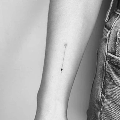 Abbildung von Inkster® Dünner Pfeil Tattoo Temporäres mit EU Kosmetikzertifizierung wasserfest + vegan revolutionäres 2 Wochen Fake Tattoos und Klebetattoos für Erwachsene