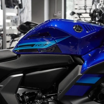 Abbildung von Resin Bike Aufkleber Motorrad Kompatibel Mit Yamaha YZF R7 2021 2024 Icon Blue. Seitenschutzgitter Tank Schutzfolie vor Stößen und Kratzern. Aufklebersatz 3D Harzklebstoff Stickers