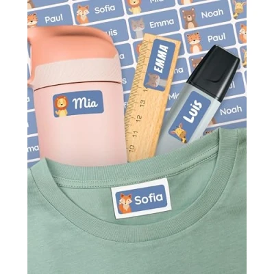 Abbildung von melu kids® Namensaufkleber für Kinder Kleidung &amp; Gegenstände (60 Stück) Kita/Schule Namensschilder waschmaschinenfest und personalisiert (dunkelblau)