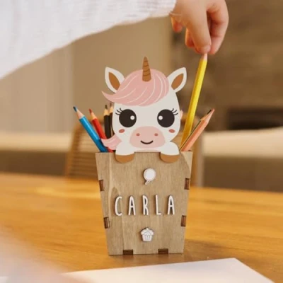 Abbildung von WONDEE Personalisierter Stifthalter aus Holz mit Namen, Einhorn Schreibtisch Organizer für Kinder, Schulgeburtstagsgeschenke Schreibtischzubehör Mädchen und Jungen