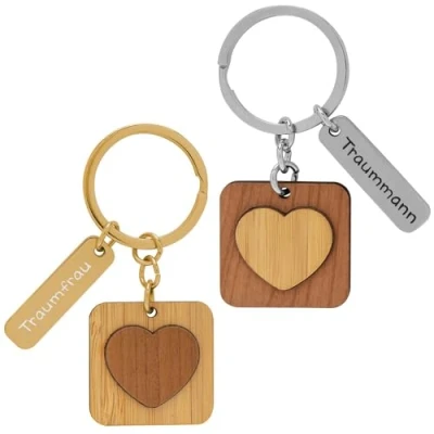 Abbildung von GRUSS &amp; CO Schlüsselanhänger &quot;Traumfrau, Traummann&quot; Anhängerset mit 2 Holzanhängern, Charm und Schlüsselring Geschenk für Paare, Hochzeitsgeschenk 48562