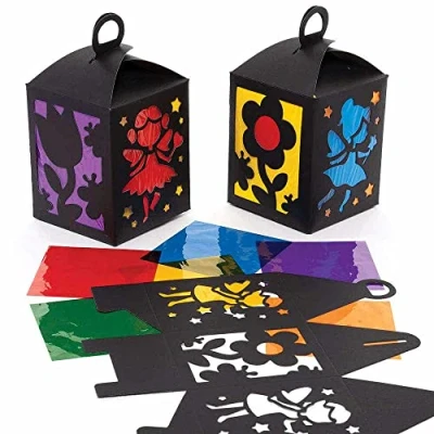 Abbildung von Baker Ross FC706 Feen Laternen Bastelsets für Kinder 4er Pack, Papierlaternen mit Buntglas Effekt zum Basteln und Dekorieren Kinder, St Martin&#039;s Laternen, Alter 5+, Mittel, Blau,Gelb,Grün