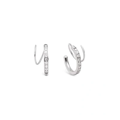 Abbildung von SINGULARU Swirl Ohrringe. Edelstahl mit silberfarbener Beschichtung und Zirkonia. Schmuck für Damen.
