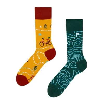 Abbildung von Dedoles Socken Unisex Damen Herren &amp; Kinder Baumwolle viele lustige Designs 1 Paar Geschenk links rechts verschieden, Farbe Gelb, Motiv Auf der Strecke, Gr. 43 46