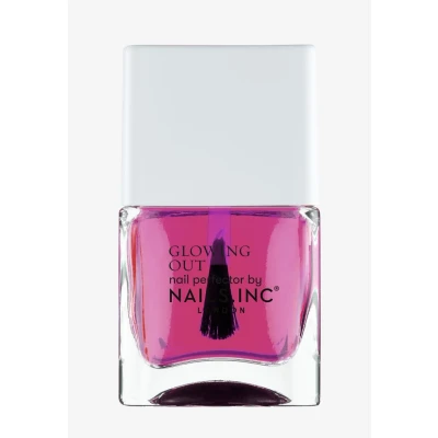 Abbildung von Nails Inc GLOWING MY WAY verschönernder Nagellack Natürlicher Glow im Pink Ton Schimmerndes, spiegelndes Finish Langanhaltend &amp; Tierversuchsfrei Perfekte Maniküre, Fench Manicure Effekt