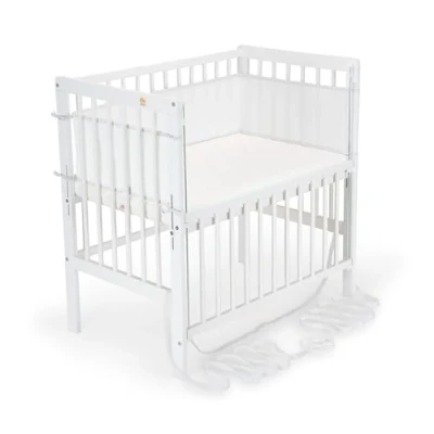 Abbildung von FabiMax Baby Beistellbett Flex mit innovativem Seitengitter für Boxspringbett, inkl. Matratze und Nestchen aus Netzstoff, Buche massiv weiß, Comfort/weiß Punkteband