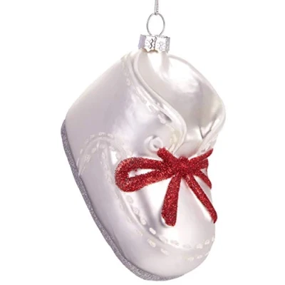 Abbildung von BRUBAKER Babyschuh mit roter Schleife Handbemalte Weihnachtskugel aus Glas Mundgeblasener Christbaumschmuck Figuren lustig Deko Anhänger Baumkugel ca. 9 cm