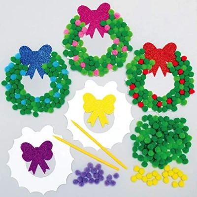 Abbildung von Baker Ross AX502 Weihnachtskranz Pompons Dekorationen Bastelset für Kinder 5 Stück, Festliche Kreativsets und Bastelbedarf zum Basteln Dekorieren zur Weihnachtszeit