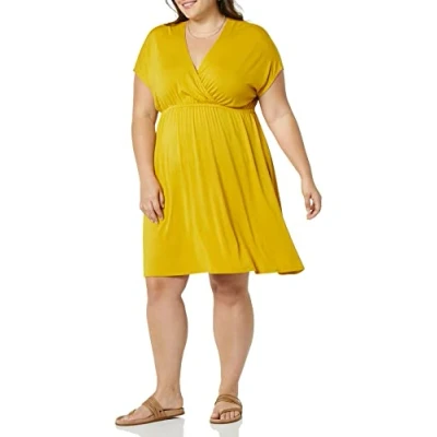 Abbildung von Amazon Essentials Damen Surplice Kleid (Erhältlich in Übergröße), Dunkles Goldgelb, M