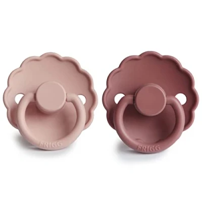 Abbildung von FRIGG Daisy Silikon Schnuller 2 Packung Symmetrischer Sauger in Kirschform BPA frei Hergestellt Dänemark (Blush/Woodchuck, Größe (6 18 Monate))