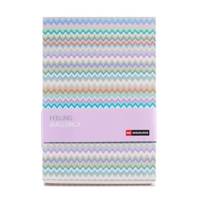 Abbildung von Miquelrius Notizbuch A5 (146 x 214 mm), innen weiß gepunktet, 80 Blatt 100 g/m², Kartoneinband mit Stoff gefüttert, Rücken sichtbar, Kollektion Feeling Mallorca, Zickzack