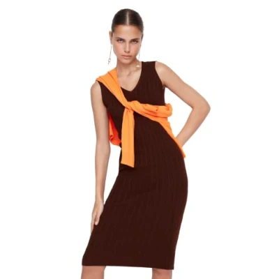 Abbildung von Trendyol Damen Woman Maxi Shift Crew Neck Knitwear Dress Kleid, Braun, M EU