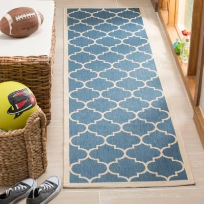 Abbildung von SAFAVIEH Geometrisch Teppich für Wohnzimmer, Esszimmer, Schlafzimmer Wasserdicht Courtyard Collection, Kurzer Flor, Blau und Beige, 69 X 244 cm