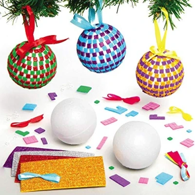 Abbildung von Baker Ross AX529 Weihnachtskugeln Mosaik Bastelsets 4er Pack, Kugeln zum Kleben für Kinder, Moosgummi Kreativ Set Kinder Weihnachten
