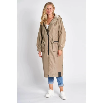 Abbildung von Zhrill Allwetterjacke AILA mit seitlichen Eingrifftaschen und Kapuze