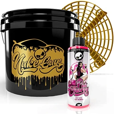 Abbildung von Nuke Guys Autopflege Set: Pink Cherry Autoshampoo, 500 ml + GritGuard Wascheimer Fallout Used Look Edition 3,5 GAL ca. 12L Grit Guard Schmutzeinsatz
