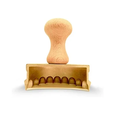 Abbildung von La Gondola Ravioli Stempel Halbmond Form 90mm Italienisches Pasta Werkzeug für Zuhause, gewerbliche Küche Messing &amp; Naturholz Einfach zu verwenden Tortelli Ausstecher Made in Italy