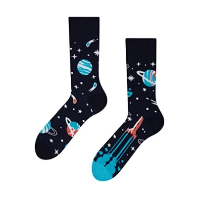Abbildung von Dedoles Socken Unisex Damen Herren &amp; Kinder Baumwolle viele lustige Designs 1 Paar Geschenk links rechts verschieden, Farbe Schwarz, Motiv Planeten, Gr. 43 46