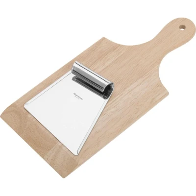 Abbildung von Westmark Spätzle Set, Holzbrett und Edelstahlschaber für die traditionelle Zubereitung von Spätzle, Holz/Rostfreier Edelstahl, Hellbraun/Silber, 61162240