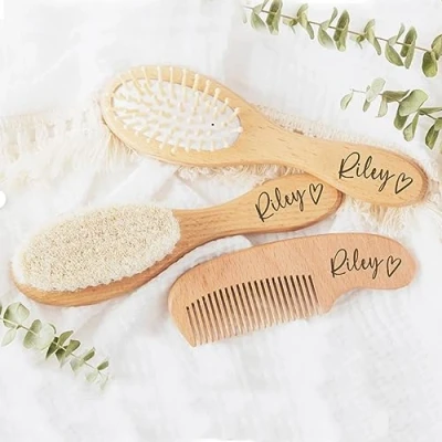 Abbildung von Personalisierte Baby Haarbürste Und Kamm Set,Baby Bürste Mit Weichen Ziegenborsten,Holz Namen, Babybürste Neugeborene,Kleinkind,Säuglings Haarbürste,Wiegenkappe,geschenke
