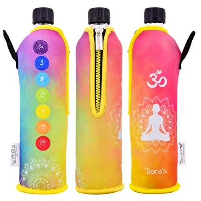 Abbildung von Doras Trinkflasche aus Glas mit Neoprenbezug Chakren 0,5l