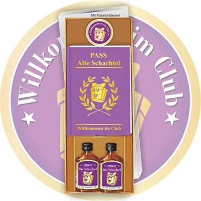 Abbildung von Geschenke Box Pass Alte Schachtel mit Kräuterlikör und Ansteckbutton Willkommen im Club Clubausweis der Alten Schachteln Set zum Geburtstag für Oma Geburtstagsgeschenk Rentner