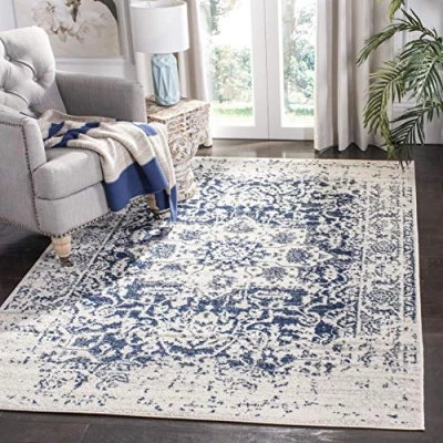 Abbildung von SAFAVIEH Distressed Teppich für Wohnzimmer, Esszimmer, Schlafzimmer Madison Collection, Kurzer Flor, Creme und Marineblau, 122 X 183 cm