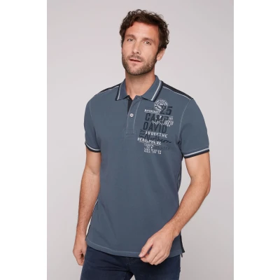 Abbildung von CAMP DAVID Poloshirt mit Label Applikationen