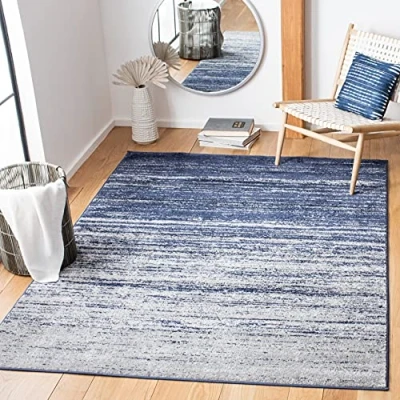 Abbildung von SAFAVIEH Modern Teppich für Wohnzimmer, Esszimmer, Schlafzimmer Adirondack Collection, Kurzer Flor, Marineblau und Grau, 91 X 152 cm