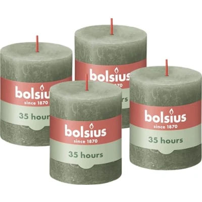Abbildung von Bolsius Rustik Stumpenkerzen Olivengrün 4 Stück 8 x 7 cm Länge Brenndauer 35 Stunden Unparfümierte Enthält Natürliches Pflanzenwachs Ohne Palmöl