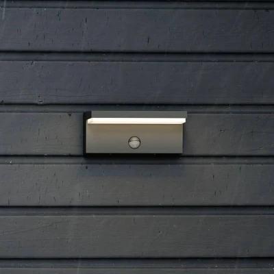 Abbildung von Philips Outdoor Ultra Efficient Bustan Wandleuchte 3.8W, Bewegungssensor, 2700K warmweißes Licht, IP44 wetterfest, anthrazit