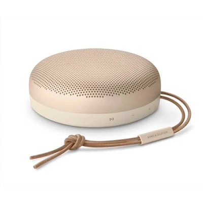 Abbildung von Bang &amp; Olufsen Beosound A1 (2. Gen) Kabelloser tragbarer IP67 wasserdichter Bluetooth Lautsprecher mit 360 Grad Sound, Alexa Voice Assistant Speakerphone, 18 h Akkulaufzeit Gold