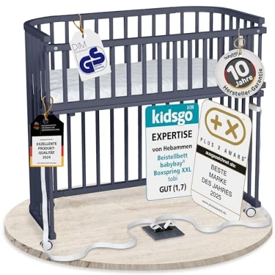 Abbildung von babybay Boxspring XXL Beistellbett aus massivem Buchenholz/kompakt &amp; verwandelbar/Höhe stufenlos verstellbar/mitwachsendes Babybett (schiefergrau lackiert) / inkl. Matratze, Gitter, Rollen