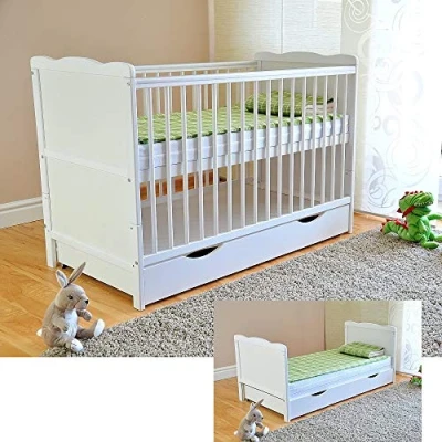 Abbildung von Marsell Baby Gitterbett mit Schublade Deckel Babybett Kinderbett Aloe Vera Schaumstoffmatratze Zahnschienen höhenverstellbar Weiß umbaubar zum Juniorbett