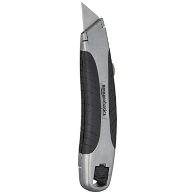 Abbildung von Amazon Basics Teppichmesser, versenkbar, mit weichem Griff, 3 austauschbaren Klingen, schwarz silberfarben